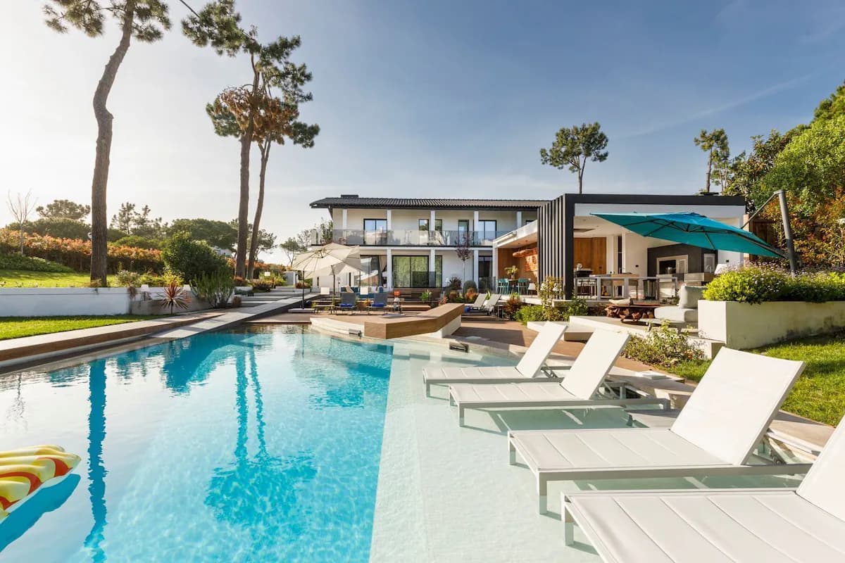 Tróia Beach Five Bedroom Villa Sleeps 12 pool games room